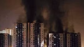 Chung cư Carina Plaza cháy ngút trời, 27 người chết và bị thương