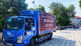 Cận cảnh xe bán hàng lưu động đầu tiên trong thời gian giãn cách xã hội tại Hà Nội