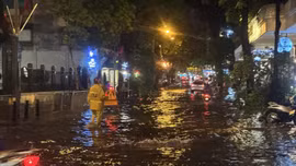 Mưa lớn khiến nhiều tuyến đường Hà Nội ngập nước
