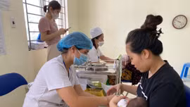Vaccine 5 trong 1 về, phụ huynh Hà Nội khẩn trương cho trẻ đi tiêm