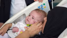 Bé gái sơ sinh đoàn tụ với mẹ sau 2 tháng bị lạc trong trận động đất ở Thổ Nhĩ Kỳ