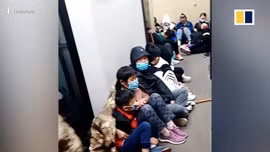 Du khách chen chúc ngủ trong nhà vệ sinh chờ ngắm Mặt Trời mọc tại Trung Quốc