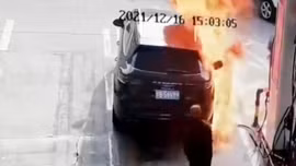 Người đàn ông bất ngờ lao vào cây xăng đốt xe Porsche rồi bỏ chạy