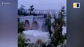 Kinh hoàng cây cầu bất ngờ đổ sập chỉ vài giây trước khi du khách đi qua