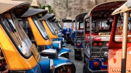 Hàng trăm chiếc xe tuk tuk của Thái Lan nằm phủ bụi trong dịch COVID-19