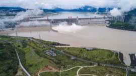 Nước sông dâng vượt mức cảnh báo lũ ở Trung Quốc