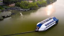 Cỗ máy chặn rác khổng lồ trên sông Malaysia