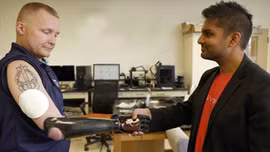 Phát minh mới giúp tay giả có cảm giác