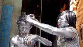 Câu chuyện mưu sinh của 'người bạc' Indonesia