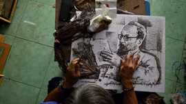 Hãng thông tấn Pháp đưa tin về nghệ nhân Việt Nam biến lá sen khô thành tranh