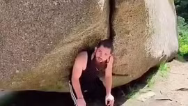 Tảng đá 137 tấn tất cả mọi người có thể đẩy nhúc nhích