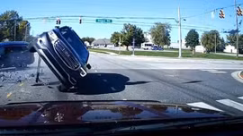 Người đàn ông may mắn thoát chết trong tai nạn kinh hoàng ở ngã tư