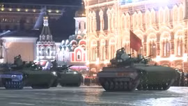 Video binh sĩ Nga nghiêm túc tập diễu binh trong đêm