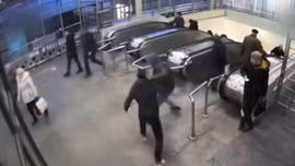 Tên cướp giật điện thoại rồi vô tâm đạp nạn nhân xuống cầu thang máy