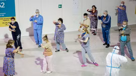 Bệnh nhân COVID-19 Nga tập thái cực quyền để nhanh hồi phục