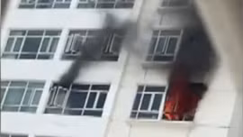 Hàng trăm cư dân tháo chạy khỏi vụ cháy tầng 12 chung cư