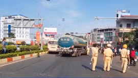 Xe bồn đâm liên tiếp vào các phương tiện đang chờ đèn đỏ