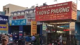 Truy tìm 2 đối tượng dùng súng cướp tiệm vàng