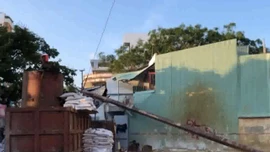 Đang thi công khách sạn, cần khoan đổ sập vào nhà dân