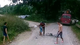 Thoát chết dưới bánh xe khách
