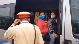 Bắt giữ xe chở khách vi phạm lệnh cấm