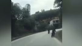 Thanh niên say rượu đâm vào vách núi