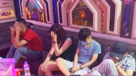 Bắt 20 nam, nữ sử dụng ma túy trong quán karaoke tại Quảng Bình