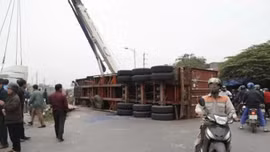 Xe container bị tàu hỏa húc văng 10 mét