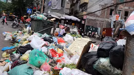 Người dân chặn xe vào bãi rác Nam Sơn, rác thải lại 'bao vây' đường phố Hà Nội 