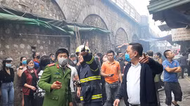 Cháy lớn phố Gầm Cầu, nhiều người dân hoảng loạn