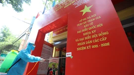 Hà Nội phun khử khuẩn phòng dịch COVID-19 ở nhiều điểm bầu cử
