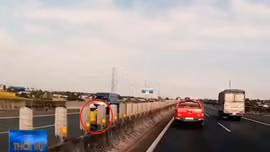 Chở con nhỏ đi ngược chiều trên đường cao tốc