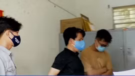 Bắt nhóm đánh bạc giữa mùa dịch