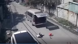 Rùng mình cảnh xe đưa đón làm rơi ba học sinh xuống đường