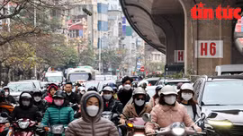 Phân luồng giao thông tại vòng xuyến gầm cầu Vĩnh Tuy (Hà Nội) gây thêm ùn tắc