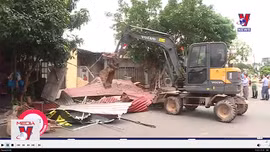 Cưỡng chế hàng chục công trình vi phạm tại khu vực Đầm Trị, Tây Hồ