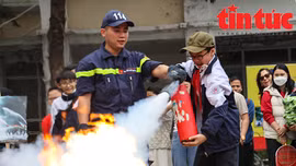 Tuyên truyền, hướng dẫn kỹ năng phòng cháy chữa cháy cho người dân tại phố đi bộ Hoàn Kiếm