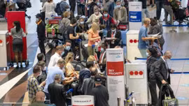 Biến thể Omicron khiến các sân bay Nam Phi hỗn loạn