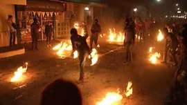 Độc đáo lễ hội ném cầu lửa tại El Salvador