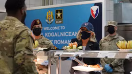 Đệ nhất Phu nhân Mỹ phục vụ bữa tối cho quân nhân ở Romania