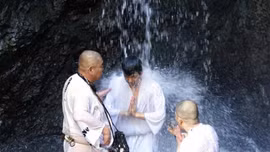 'Thiền thác nước' đập tan mọi căng thẳng trong mùa dịch tại Nhật Bản