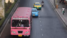 Xe buýt 'hung thần màu hồng' trên đường phố Thái Lan