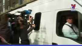 Nhà sáng lập WikiLeaks ra hầu tòa