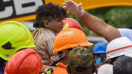 Cậu bé Ấn Độ 4 tuổi được cứu thoát sau 19 giờ mắc kẹt dưới đống đổ nát