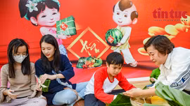 Tái hiện phiên chợ Tết cổ truyền tại tuyến phố ẩm thực ven hồ Trúc Bạch, Hà Nội