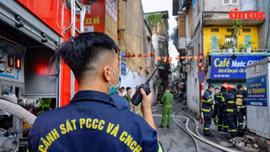 Hà Nội: Cháy nhà trong ngỏ nhỏ, nhiều người mắc kẹt