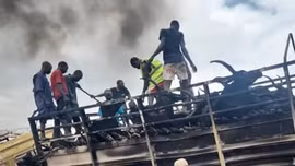 Xe bồn chở xăng đối đầu xe tải gây tai nạn nghiêm trọng tại Nigeria