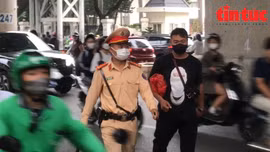 Cảnh sát giao thông kiểm tra, xử lý người đi bộ qua đường không đúng nơi quy định.