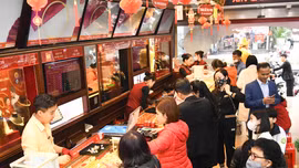Người dân Thủ đô mua vàng cầu may ngày vía Thần Tài