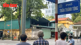 Trước cổng Nhà tang lễ Quốc gia, người dân tiếc thương Tổng Bí thư Nguyễn Phú Trọng 